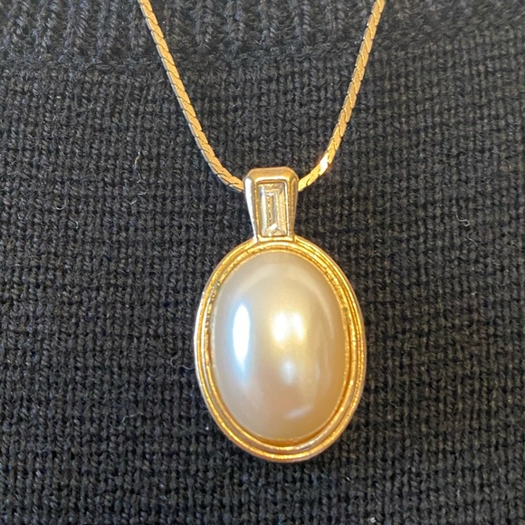 Vintage 1983 Avon Feminine Faux Pearl And Baguette Rhinestone Pendant Necklace - Picture 3 of 8